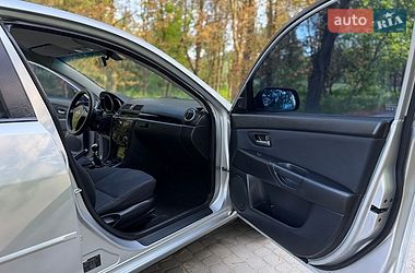 Седан Mazda 3 2005 в Жовкве