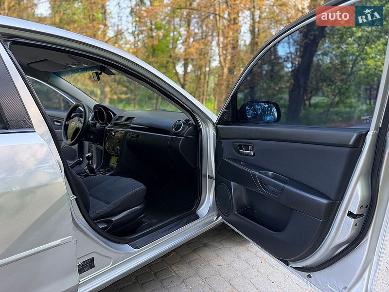 Седан Mazda 3 2005 в Жовкве