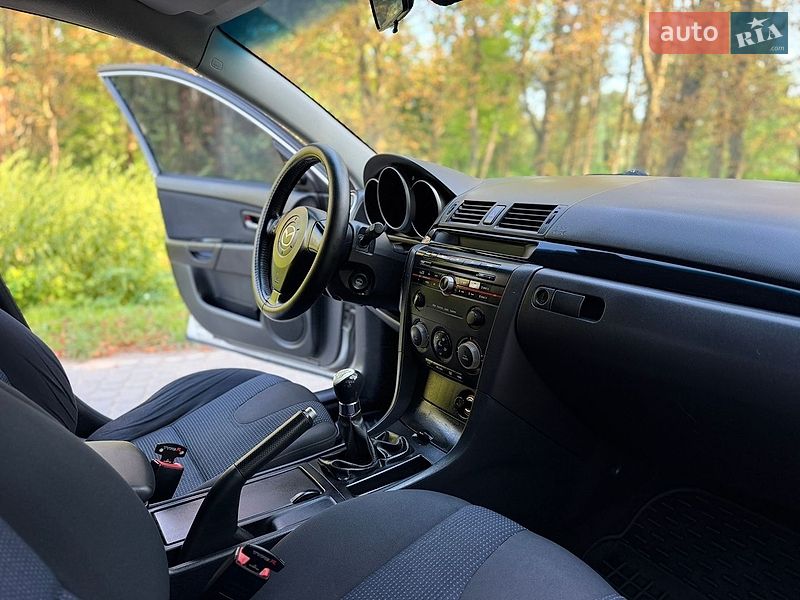 Седан Mazda 3 2005 в Жовкве