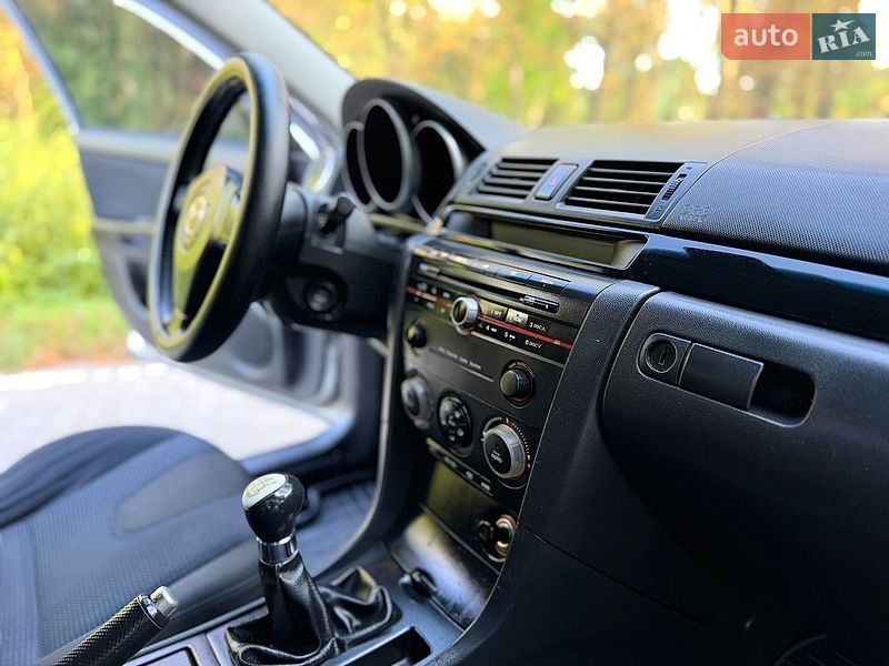 Седан Mazda 3 2005 в Жовкве