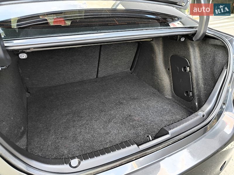 Седан Mazda 3 2016 в Киеве