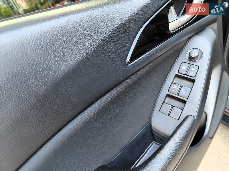 Седан Mazda 3 2016 в Киеве
