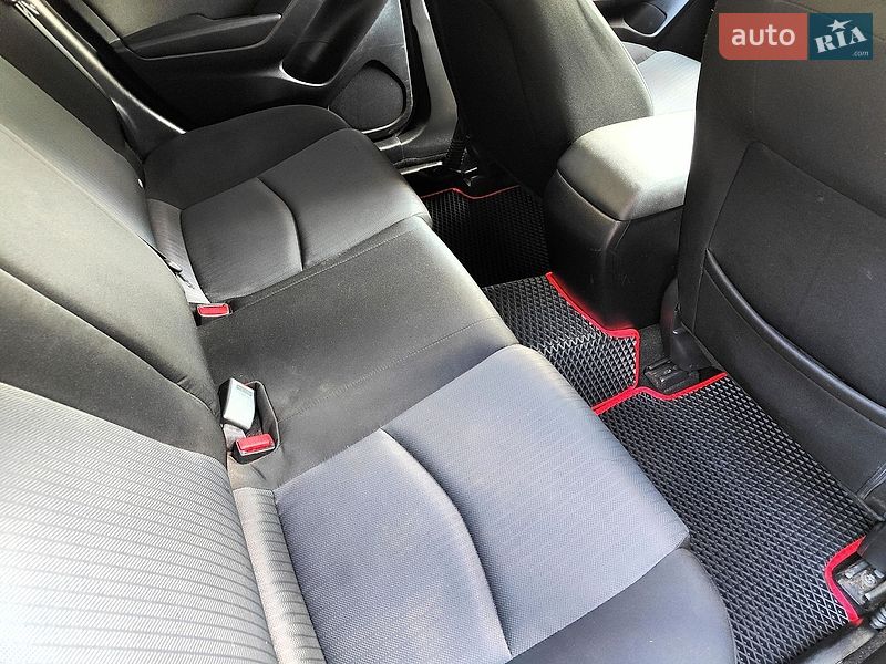 Седан Mazda 3 2016 в Киеве