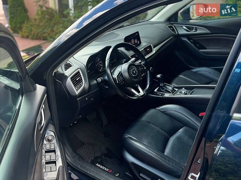 Хетчбек Mazda 3 2018 в Чернівцях