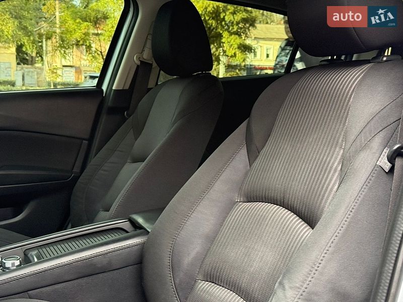 Седан Mazda 3 2016 в Николаеве