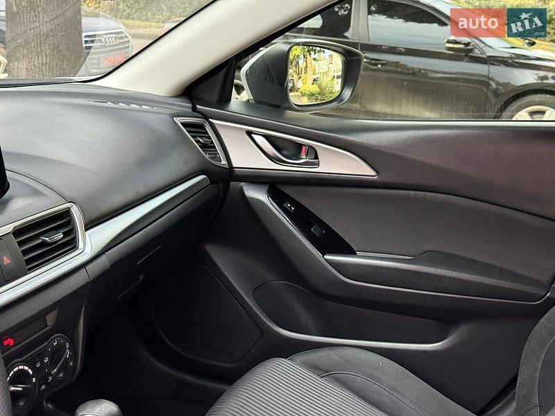 Седан Mazda 3 2016 в Николаеве
