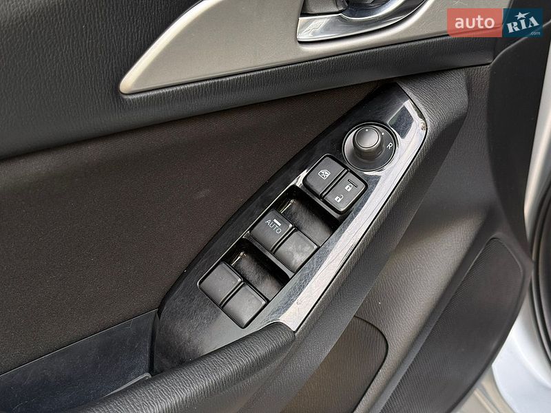 Седан Mazda 3 2016 в Николаеве