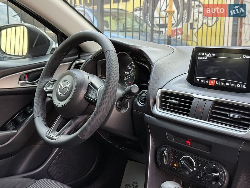 Седан Mazda 3 2016 в Николаеве