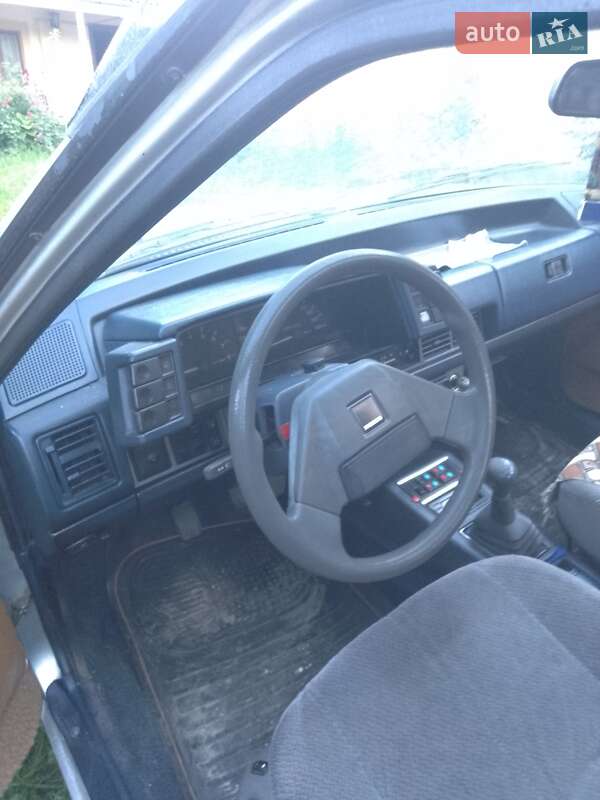 Седан Mazda 626 1987 в Глибокій