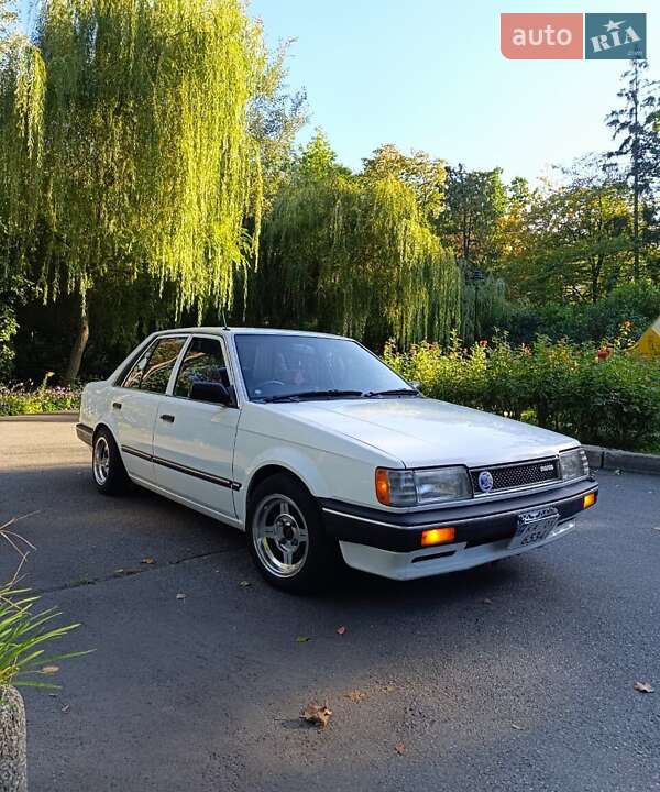 Седан Mazda Familia