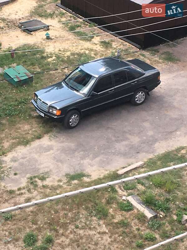 Седан Mercedes-Benz 190