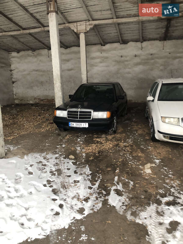 Седан Mercedes-Benz 190