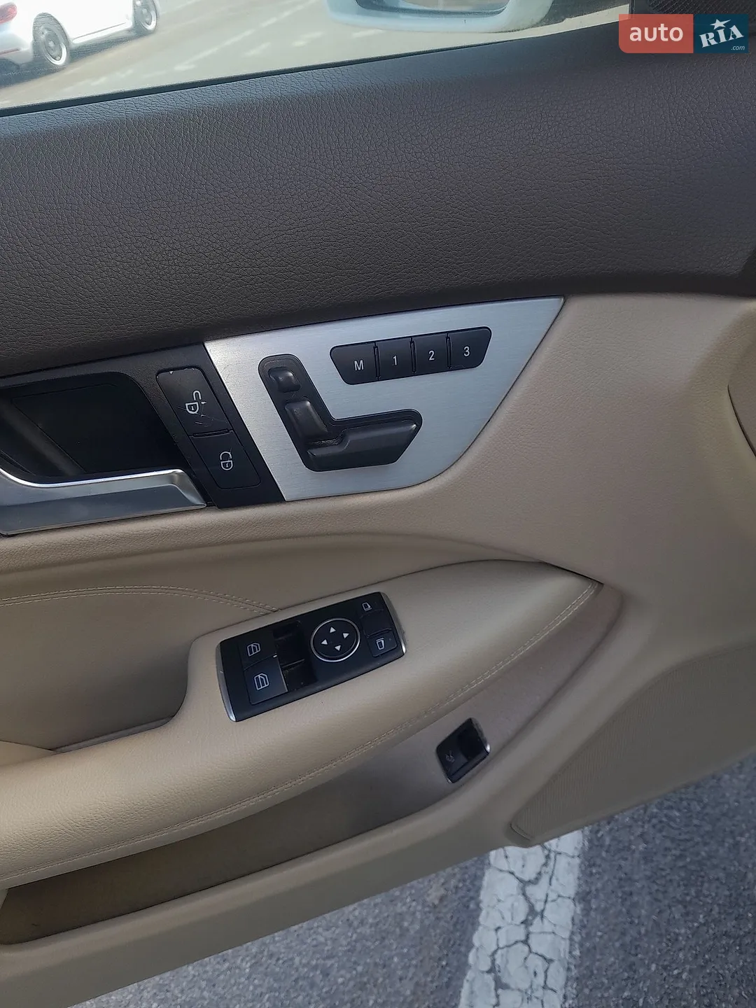 Mercedes-Benz C-Class 2011 VIN WDDGJ4HB2CF743162 фото оголошення 2 з 29
