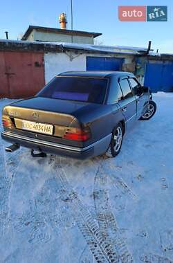 Mercedes-Benz E-Class  1993