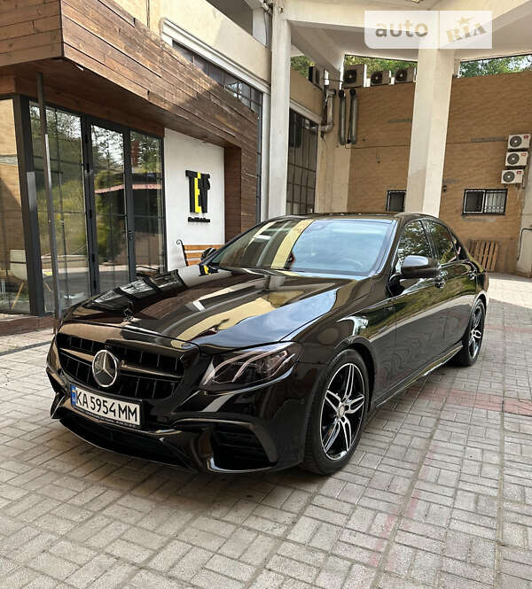 Седан Mercedes-Benz E-Class