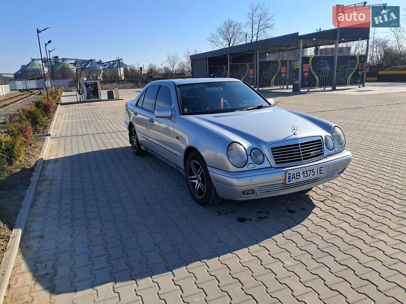 Седан Mercedes-Benz E-Class