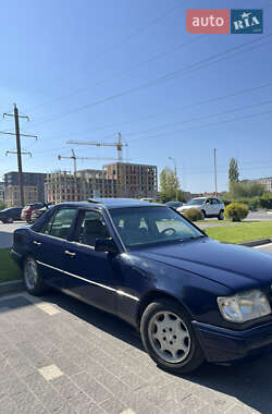 Mercedes-Benz E-Class  1995