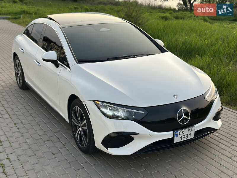 Седан Mercedes-Benz EQE