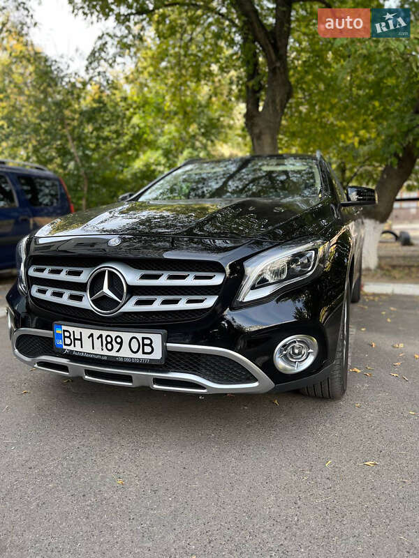 Хетчбек Mercedes-Benz GLA-Class