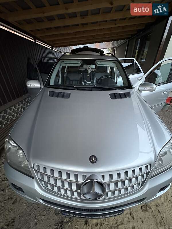 Позашляховик / Кросовер Mercedes-Benz M-Class