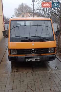 Mercedes-Benz MB-Class 1990
