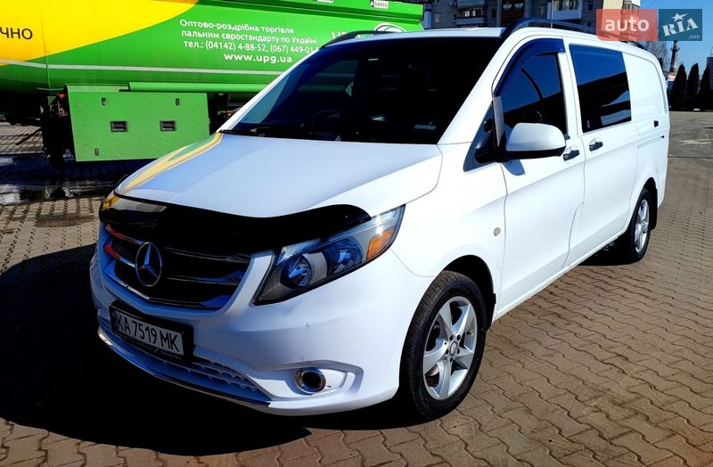 Вантажопасажирський фургон Mercedes-Benz Metris