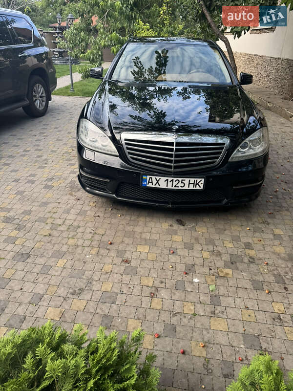 Седан Mercedes-Benz S-Class