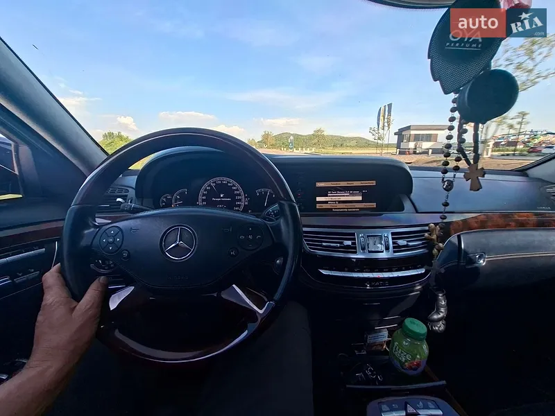 Mercedes-Benz S-Class 2011