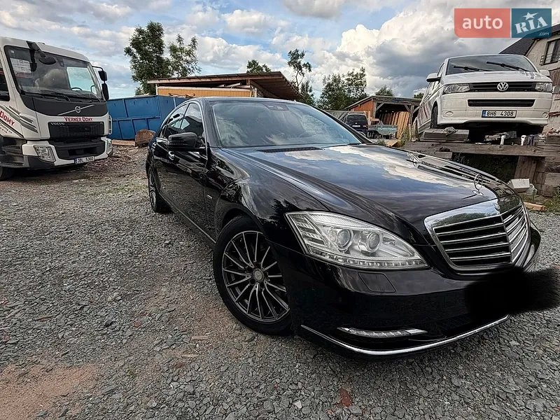 Mercedes-Benz S-Class 2011