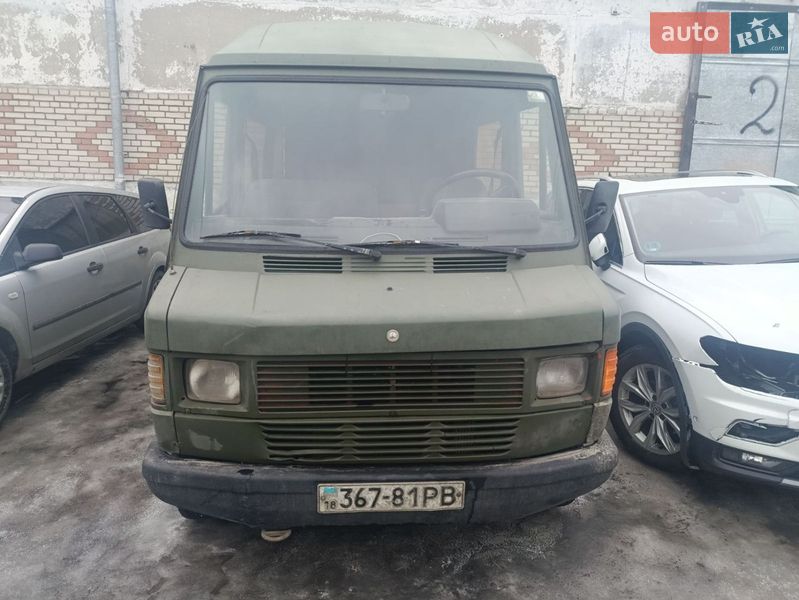 Вантажопасажирський фургон Mercedes-Benz T1