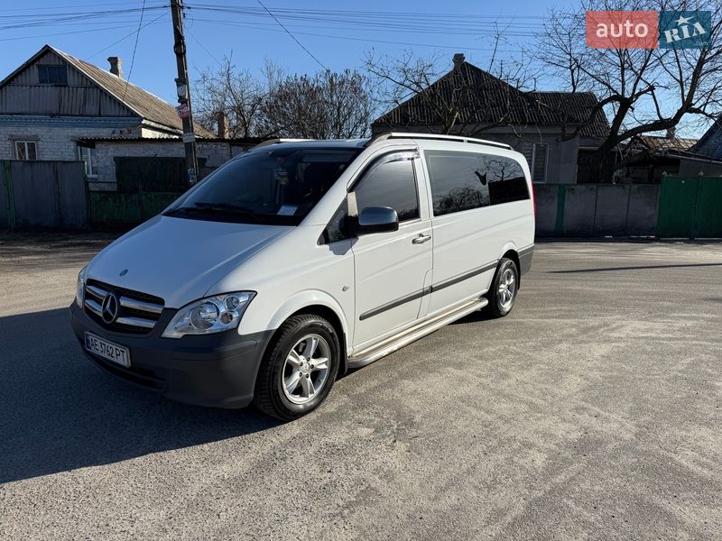 Вантажопасажирський фургон Mercedes-Benz Vito