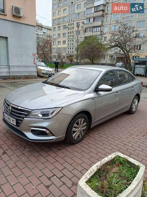 Седан MG 5