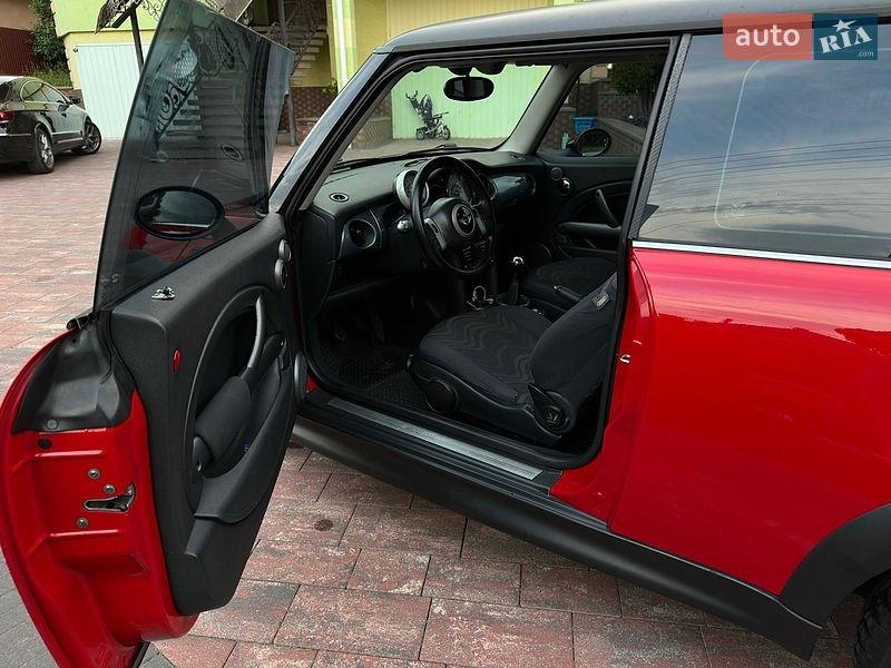 Хэтчбек MINI Cooper 2004 в Ужгороде