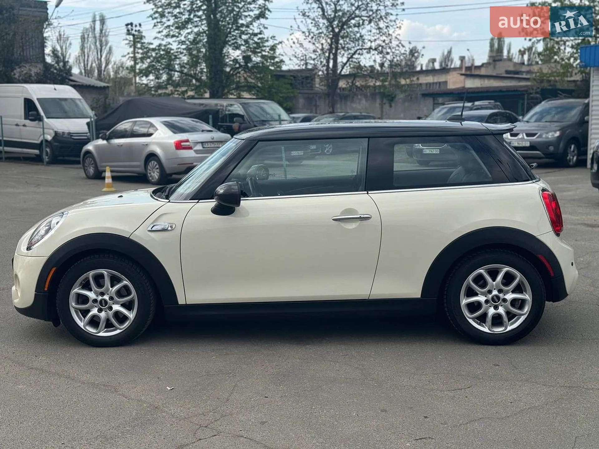 MINI Cooper 2015 VIN WMWXP7C50G3B33618 фото оголошення 4 з 28