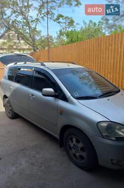 Характеристики Toyota Avensis Verso Мінівен