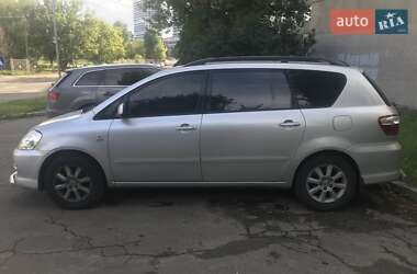 Характеристики Toyota Avensis Verso Мінівен