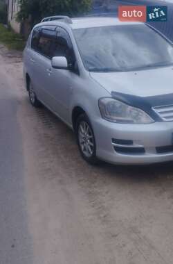 Характеристики Toyota Avensis Verso Мінівен