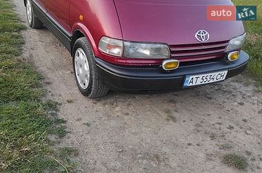 Характеристики Toyota Previa Мінівен