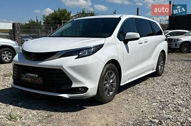 Характеристики Toyota Sienna Минивэн