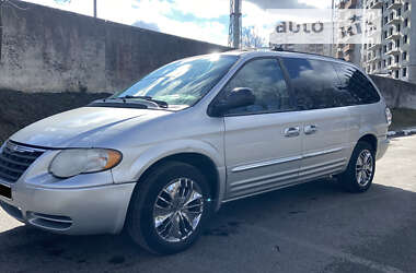 Характеристики Chrysler Town & Country Мінівен