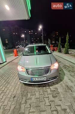 Характеристики Chrysler Town & Country Мінівен