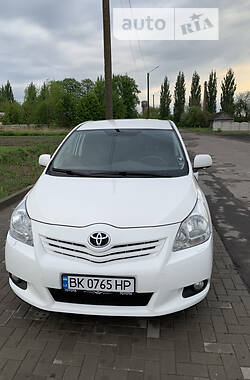 Характеристики Toyota Verso Мінівен