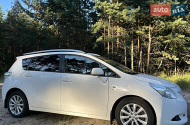 Характеристики Toyota Verso Мінівен