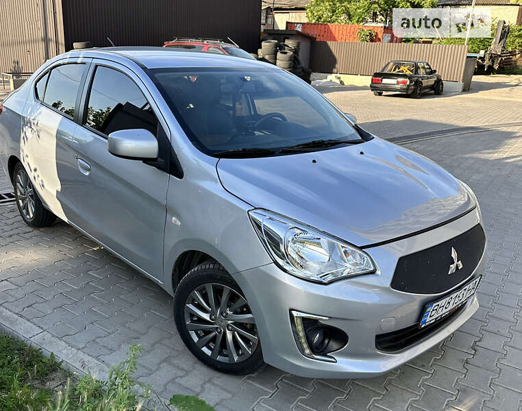 Седан Mitsubishi Attrage