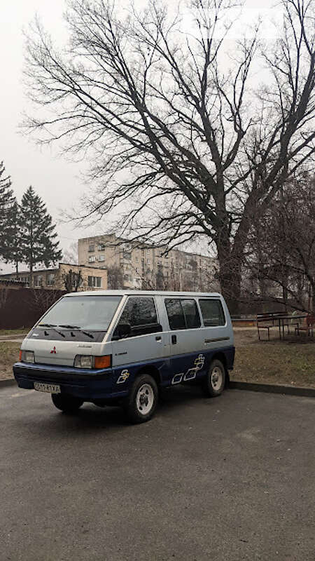 Минивэн Mitsubishi Delica