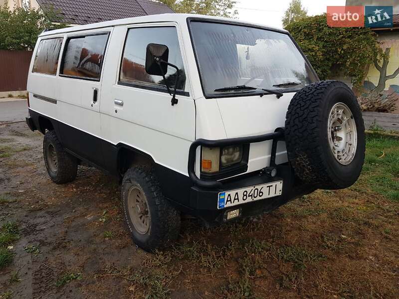Мінівен Mitsubishi Delica