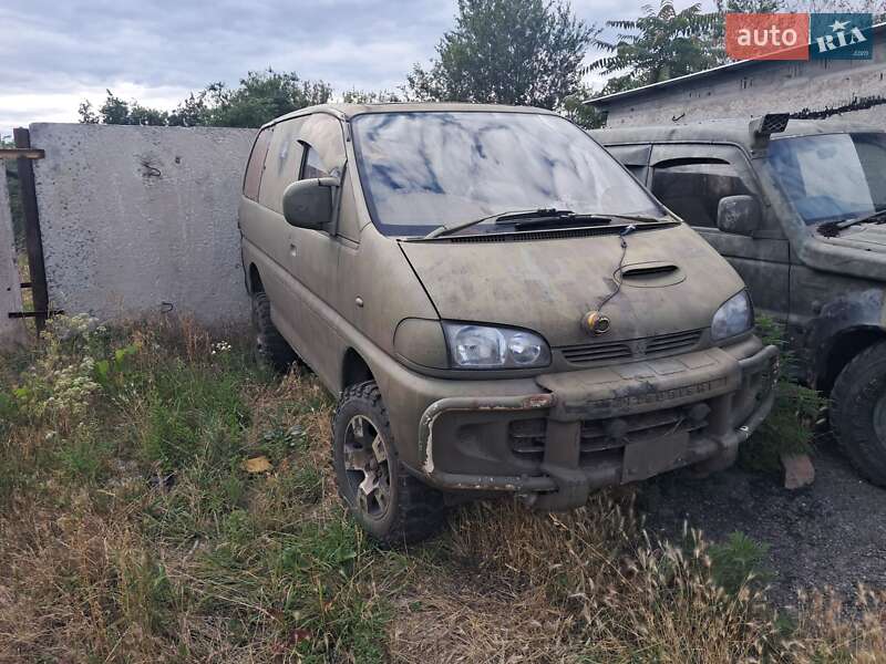 Минивэн Mitsubishi Delica