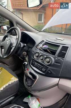 Mitsubishi Grandis 2005