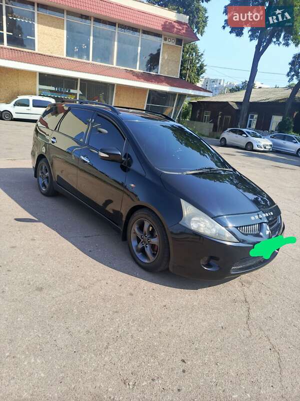 Минивэн Mitsubishi Grandis