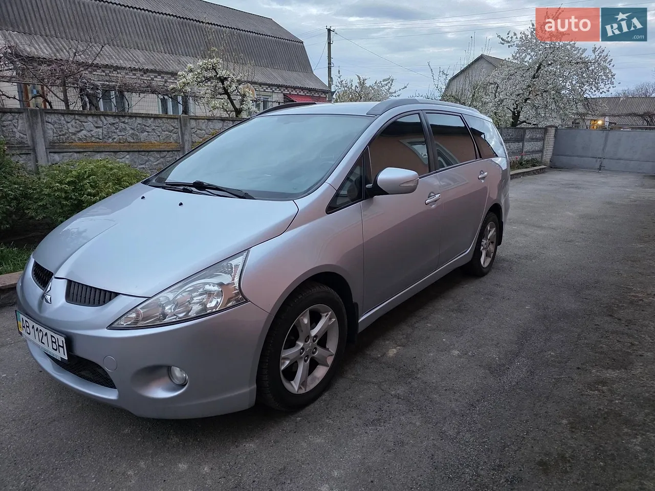 2010 Mitsubishi Grandis - мініатюра 2